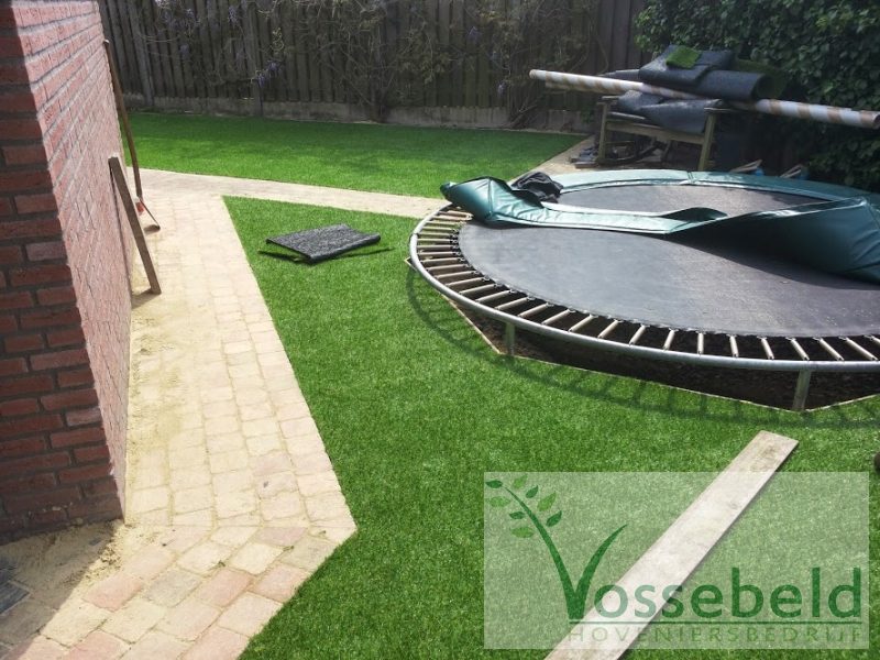 Kunstgras rond de ingegraven trampoline